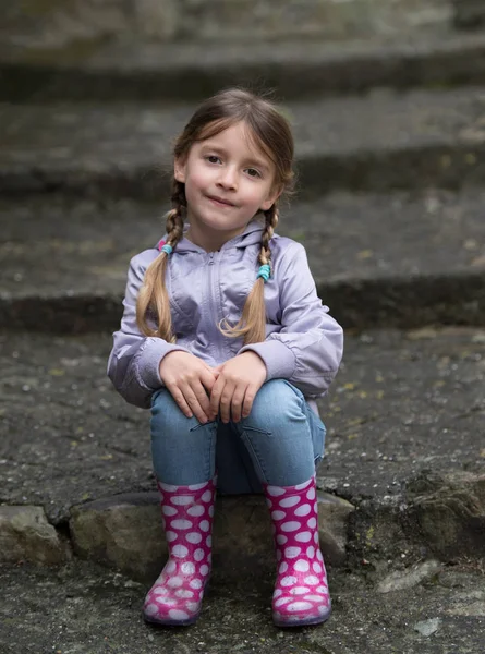 Kind sitzt auf Treppe im Freien — Stockfoto