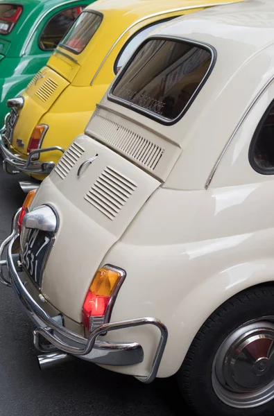 Carros clássicos na fila — Fotografia de Stock