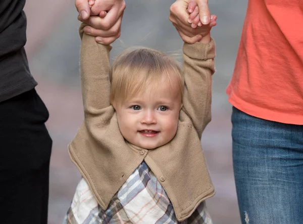 Eltern halten Tochter an den Händen — Stockfoto