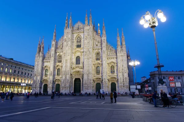 Duomo di milano am Abend — Stockfoto