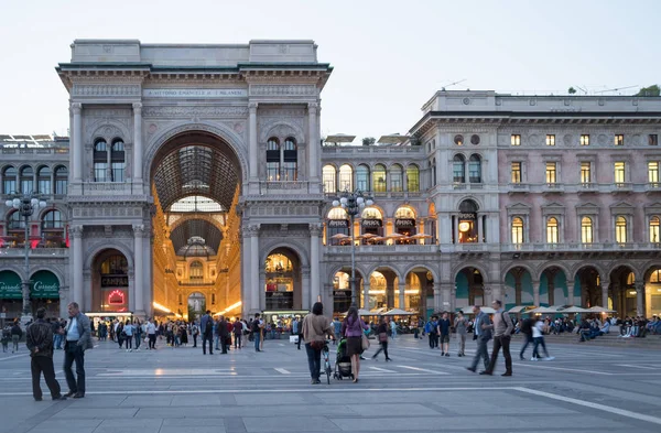 Milaan, Vittorio Emanuele Ii galerij in de avond — Stockfoto