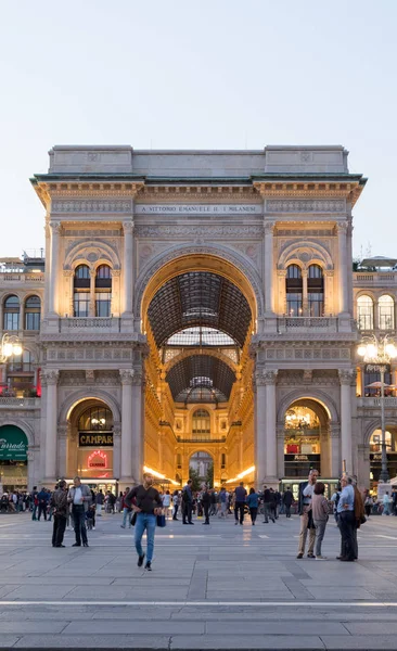 Milán, Vittorio Emanuele II galería por la noche — Foto de Stock