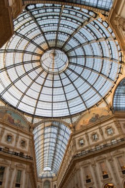 Milan, İtalya. Süslü cam tavan Vittorio Emanuele Galerisi