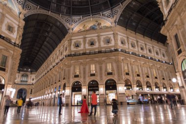 Milan, Vittorio Emanuele Galerisi gece