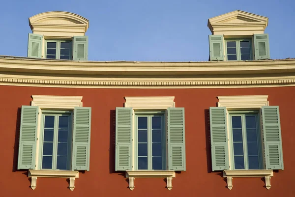 Nice, Frankrike. Windows på fasaden på en historisk hus — Stockfoto