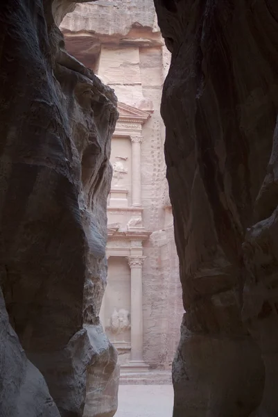 El Tesoro, Petra visto a través del Siq — Foto de Stock