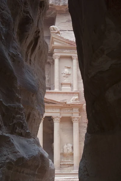 El Tesoro, Petra visto a través del Siq — Foto de Stock