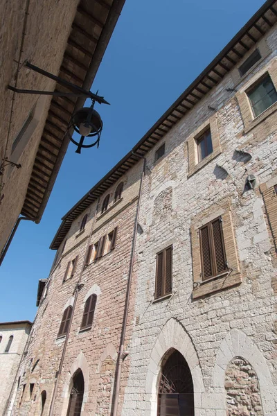 Фасады зданий в Ассизи, Италия — стоковое фото