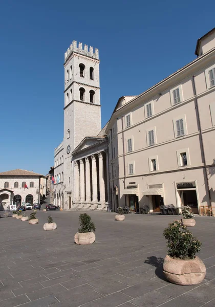 Minerva templom, a Piazza del Comune tér, Assisi, Olaszország — Stock Fotó