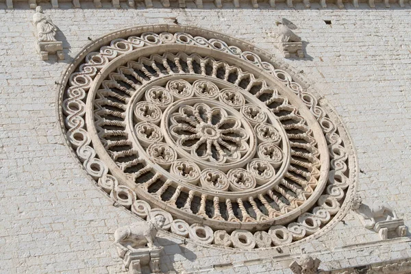 Nahaufnahme eines Rosenfensters, Basilika St. Franziskus, assisi, Italien — Stockfoto