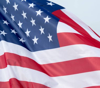 Amerikan bayrağı dalgalanıyor