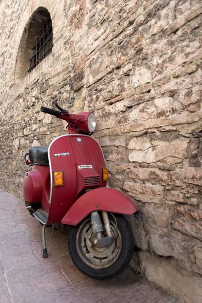 Oude scooter geparkeerd in de straat — Stockfoto