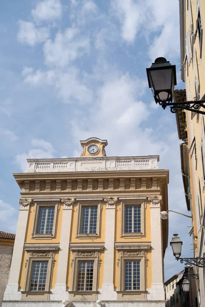 Bien joué, France. Bâtiment historique vue à angle bas — Photo