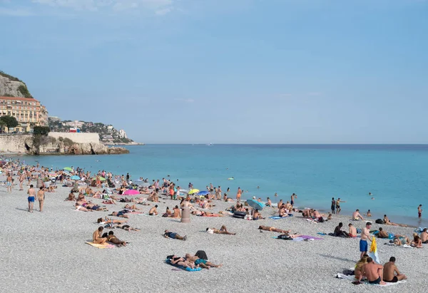 Yaz aylarında kalabalık halk plajı zaman - Nice, Fransa