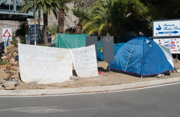 I migranti protestano nella città di Ventimiglia vicino al confine francese — Foto Stock
