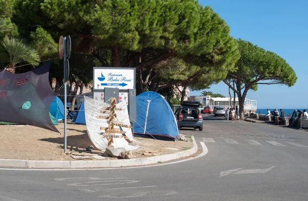 I migranti protestano nella città di Ventimiglia vicino al confine francese — Foto Stock