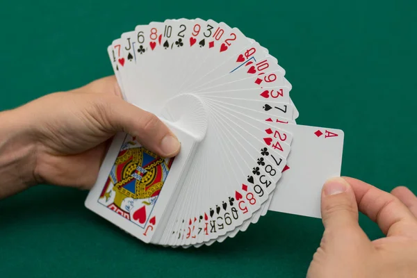 Jugando a las cartas, de cerca — Foto de Stock