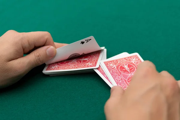 Jugando a las cartas, de cerca — Foto de Stock