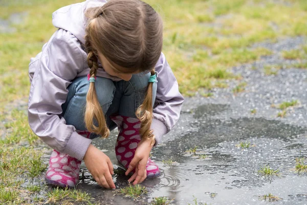 The child playing in a puddle — Stock Photo, Image