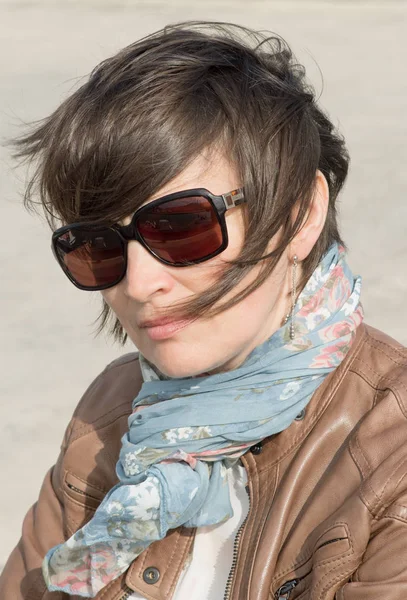 Nahaufnahme einer Frau mit Sonnenbrille — Stockfoto