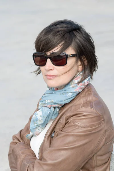 Primer plano de una mujer en gafas de sol — Foto de Stock