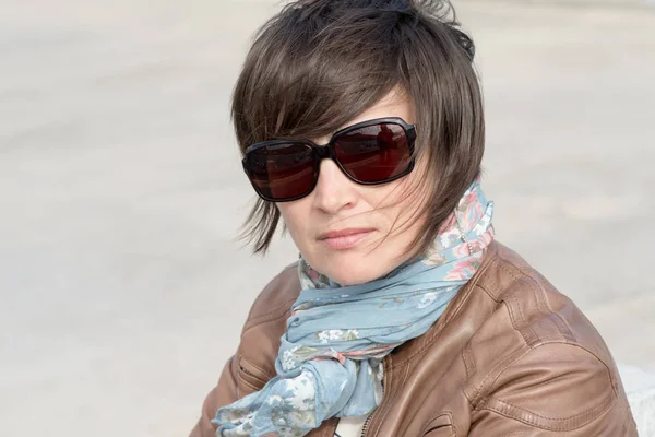 Nahaufnahme einer Frau mit Sonnenbrille — Stockfoto