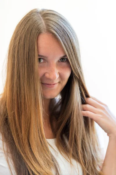 En ung kvinna med långa bruna hår — Stockfoto