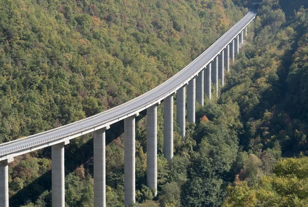 Velké dálniční viadukt — Stock fotografie