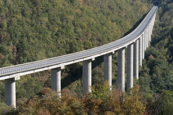 Großes Autobahnviadukt — Stockfoto