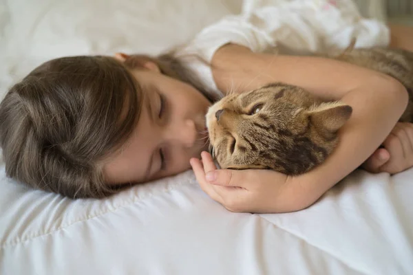 Ребенок спит с котом — стоковое фото