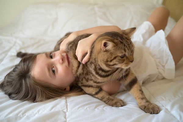 Caucásico chica abrazando gato en cama — Foto de Stock