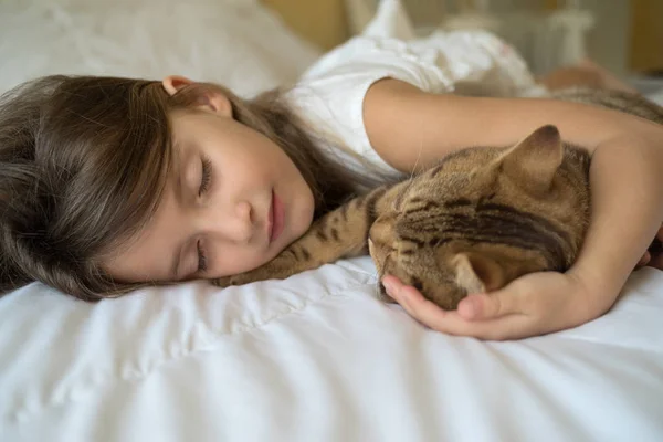 Niño durmiendo con gato — Foto de Stock