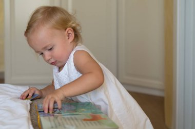 Evde oynayan küçük kız.