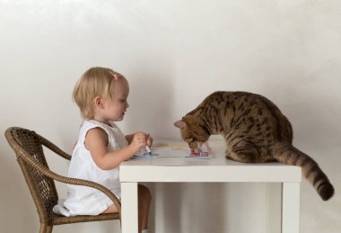 küçük kız kedi