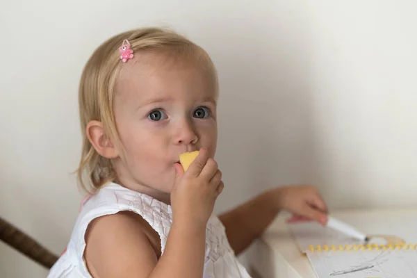 Bambina che gioca a casa — Foto Stock