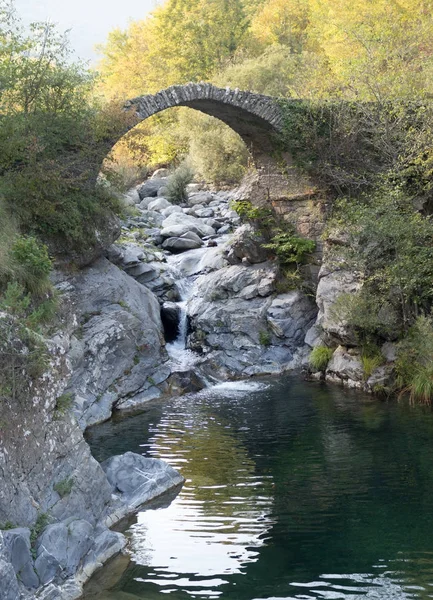 De boogbrug in Bergen, Alpen, Italië — Stockfoto