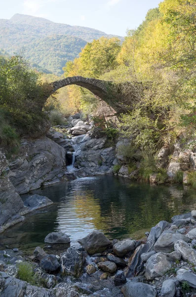 El puente del arco en las montañas, Alpes, Italia —  Fotos de Stock