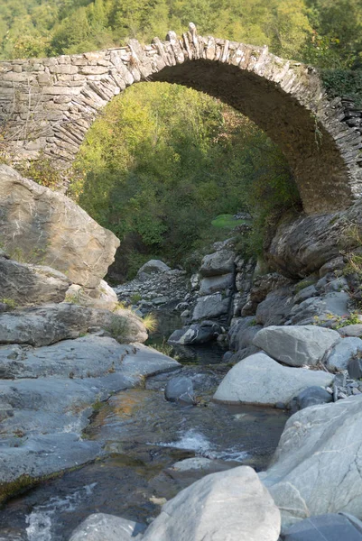 De boogbrug in Bergen, Alpen, Italië — Stockfoto