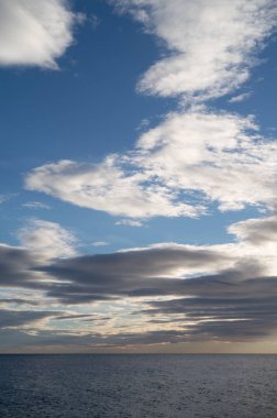 Denizin üzerinde bulutlar