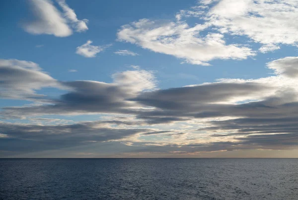 Wolken über dem Meer — Stockfoto