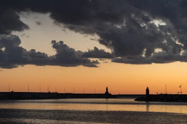 Nuvole tempestose di colore contrastante sul porto — Foto Stock