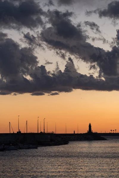 Stürmische Wolken kontrastreicher Farbe über dem Hafen — Stockfoto