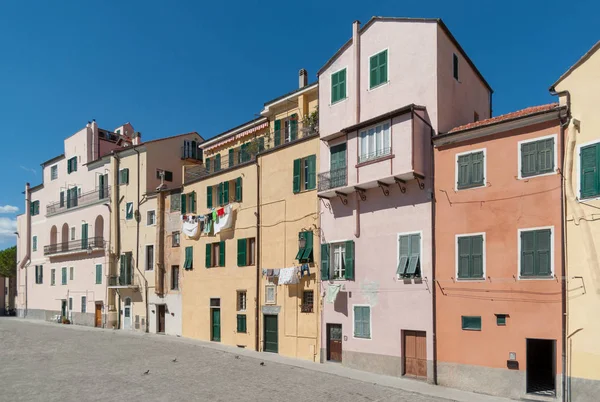 Las casas de colores a la antigua en la región de Liguria de Italia —  Fotos de Stock
