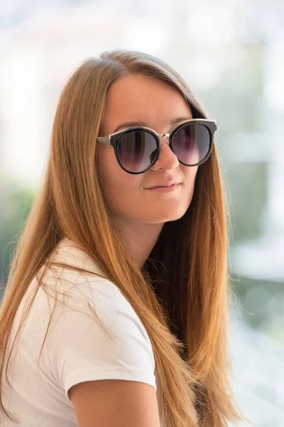 Retrato de mujer joven en gafas de sol con estilo —  Fotos de Stock