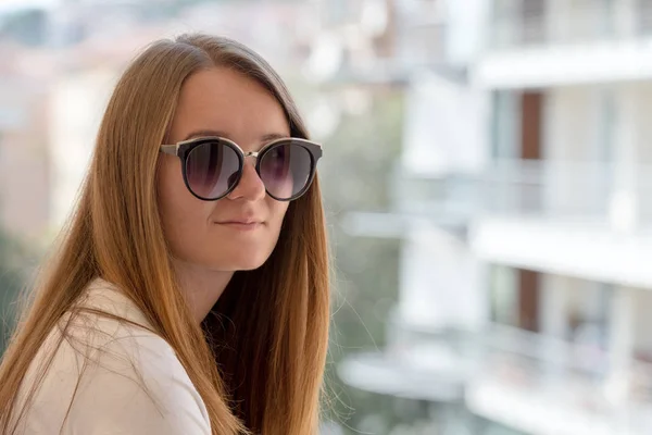 Retrato de jovem mulher em óculos de sol elegantes — Fotografia de Stock