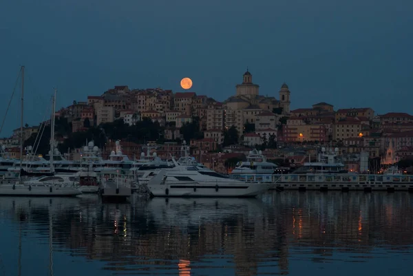 月亮日落在城市因, 利古里亚, 意大利, 欧洲 — 图库照片