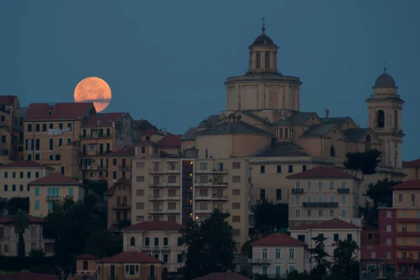 Puesta de sol lunar sobre la ciudad de Imperia, Liguria, Italia, Europa — Foto de Stock