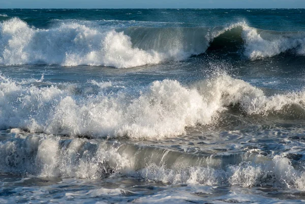 Onde che si infrangono sulla costa — Foto Stock