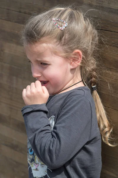 Retrato de uma menina chorando — Fotografia de Stock