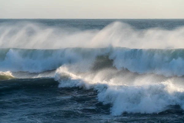 Onde che si infrangono sulla costa — Foto Stock